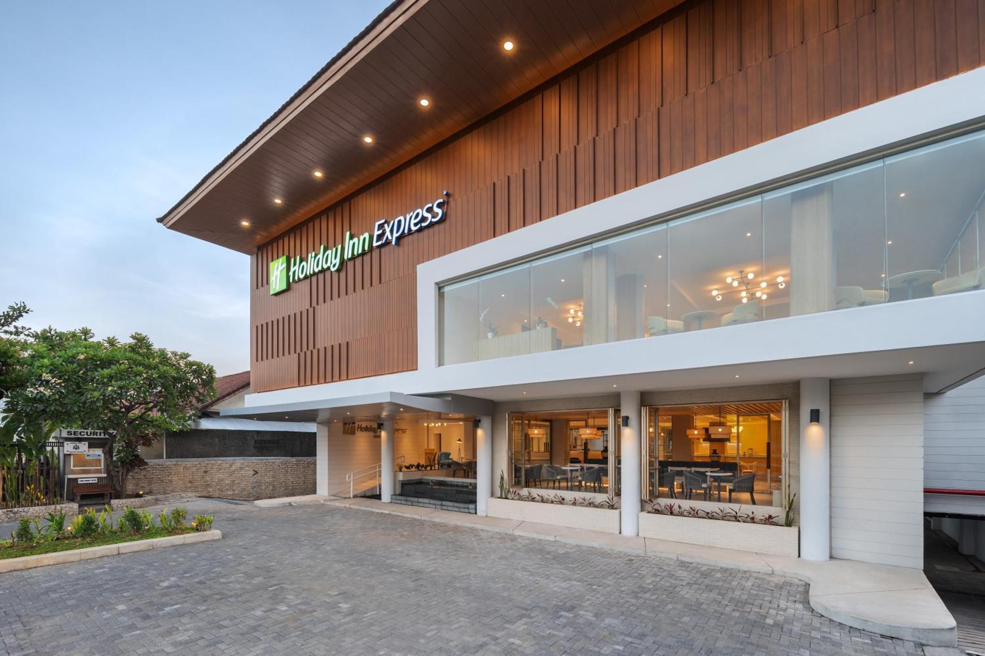 Holiday Inn Express Bali Sunset Road By Ihg Kuta  Exterior photo