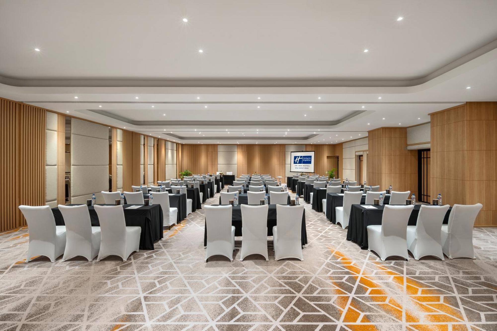 Holiday Inn Express Bali Sunset Road By Ihg Kuta  Exterior photo