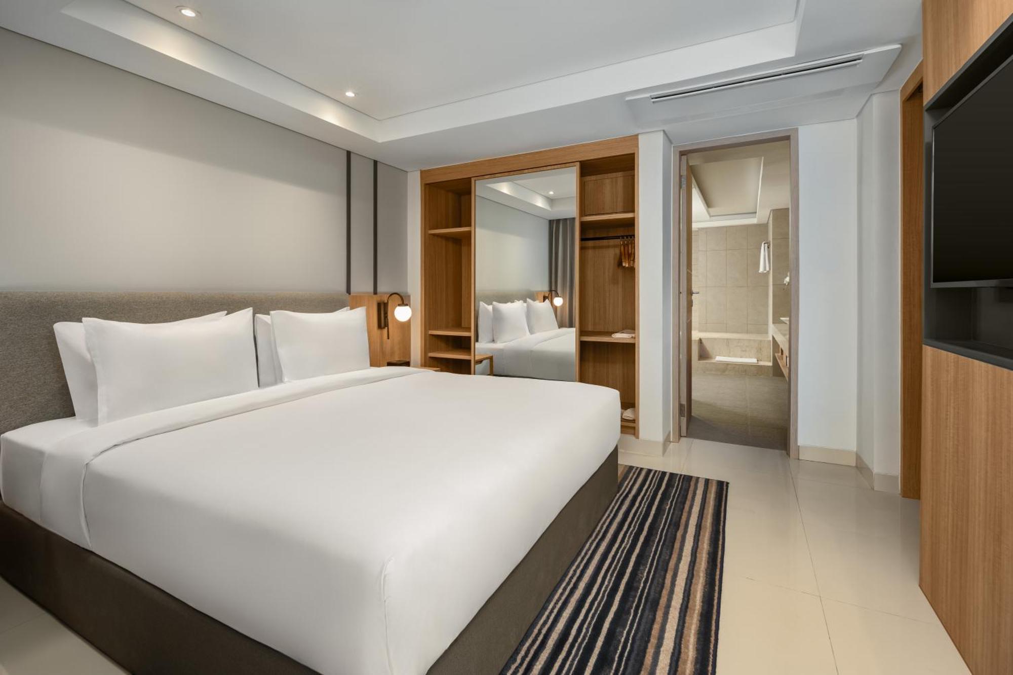 Holiday Inn Express Bali Sunset Road By Ihg Kuta  Exterior photo