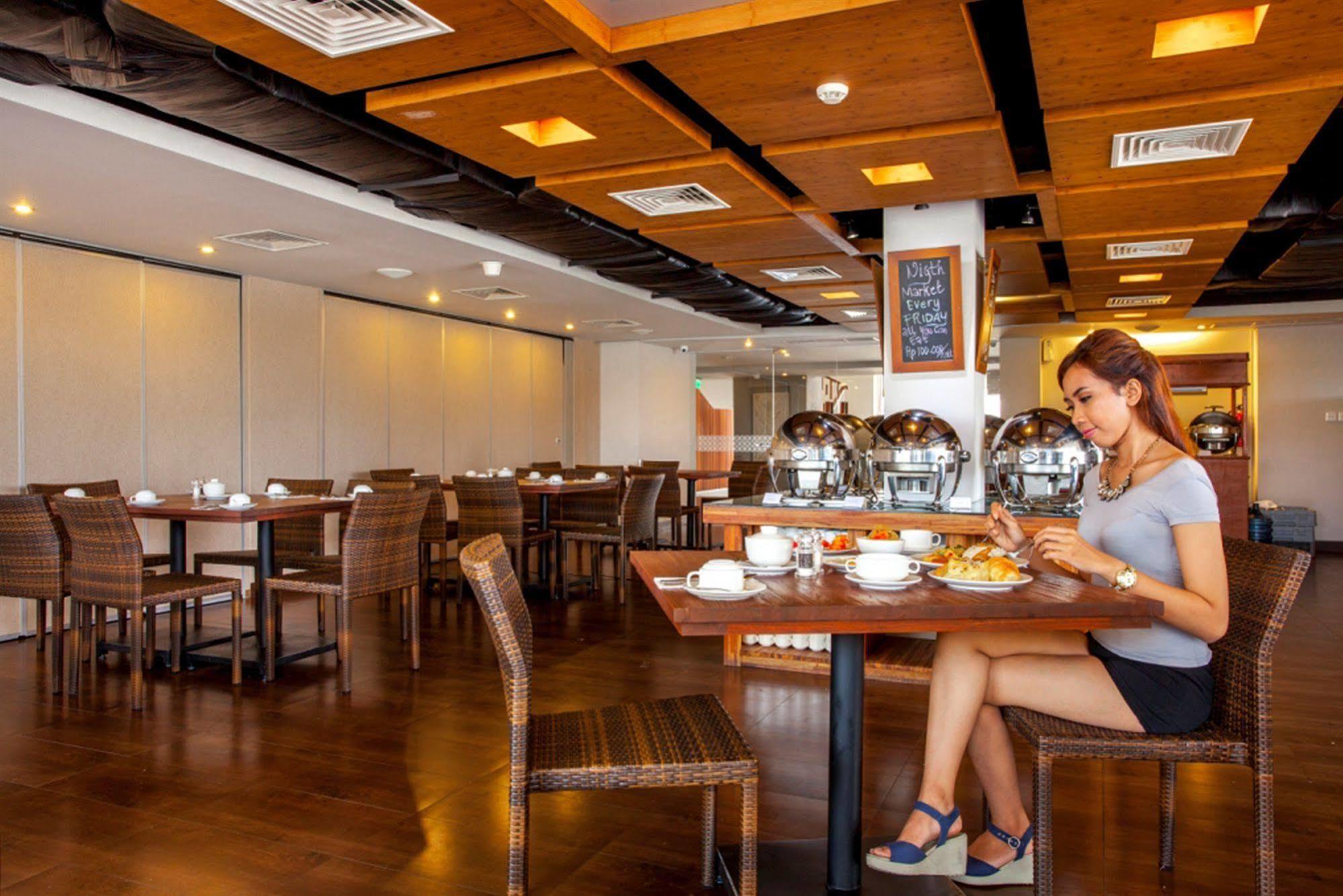 Holiday Inn Express Bali Sunset Road By Ihg Kuta  Exterior photo