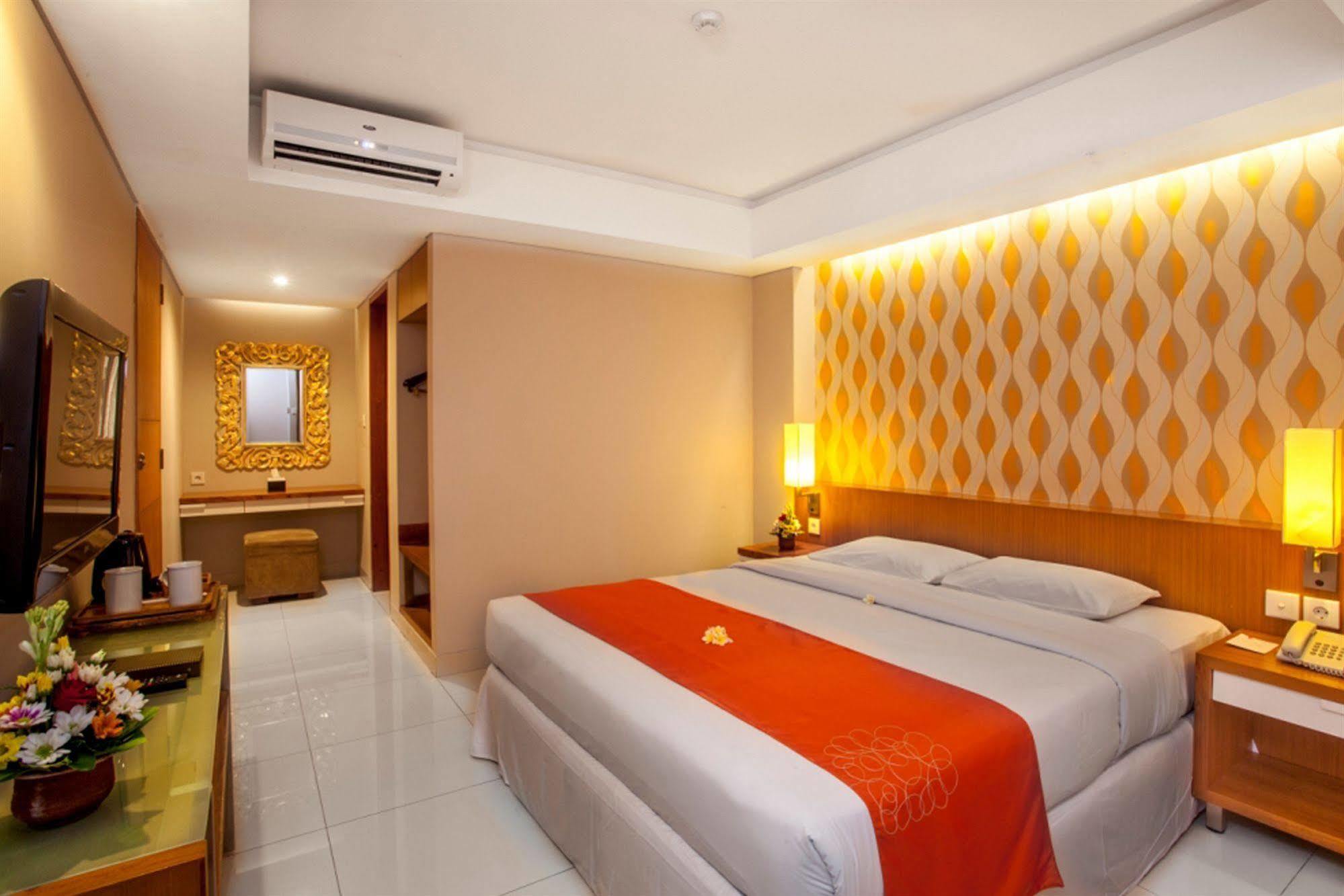 Holiday Inn Express Bali Sunset Road By Ihg Kuta  Exterior photo